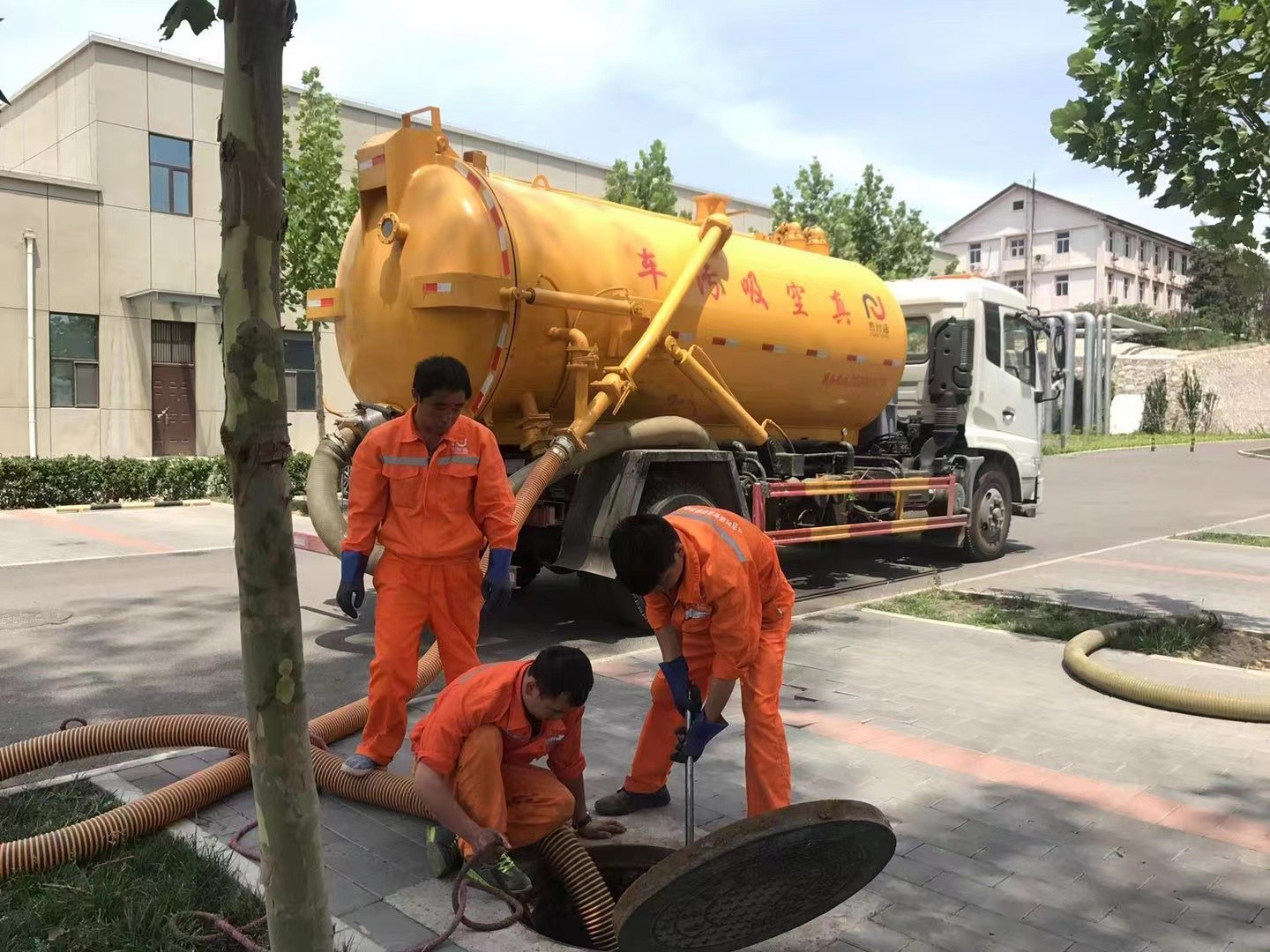 永发镇管道疏通车停在窨井附近