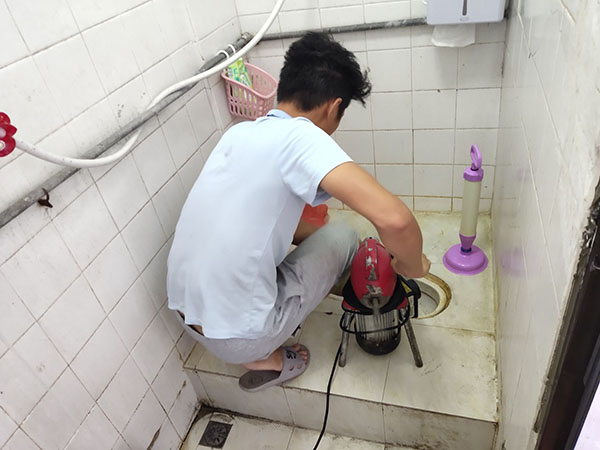 永发镇管道堵塞冒臭气 专业师傅现场解决问题