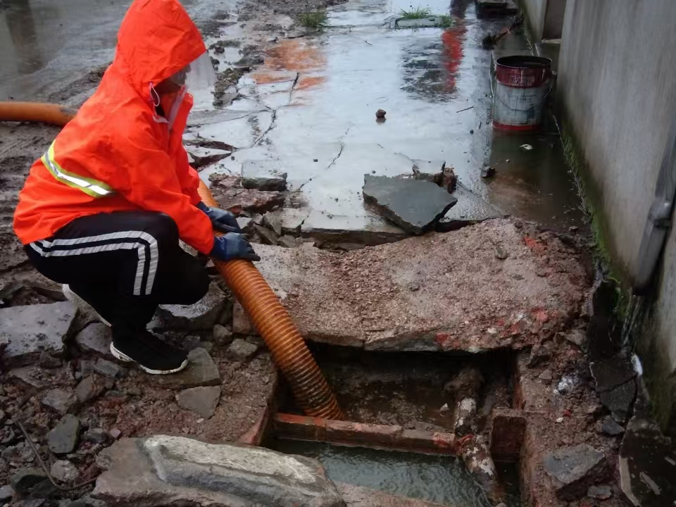 永发镇专业清理污水池 炜誉市政以规范流程守护城市 “肠道”