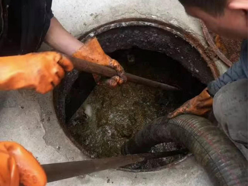 永发镇清理化粪池时如何避免沼气的危害？